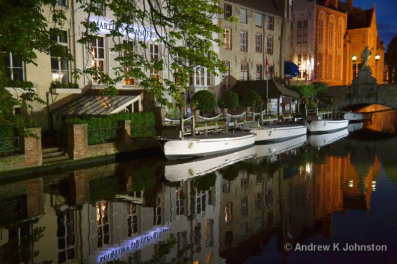 0810_7D_1387.jpg - Night-time reflections at the corner of Wollestraat, Bruges