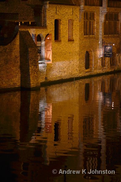 0810_7D_1422.jpg - Night-time reflections at the corner of Wollestraat, Bruges