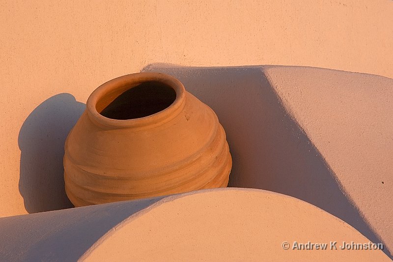 1009_40D_9647.JPG - A nice pot, decorating a roof in Firostephani, Santorini