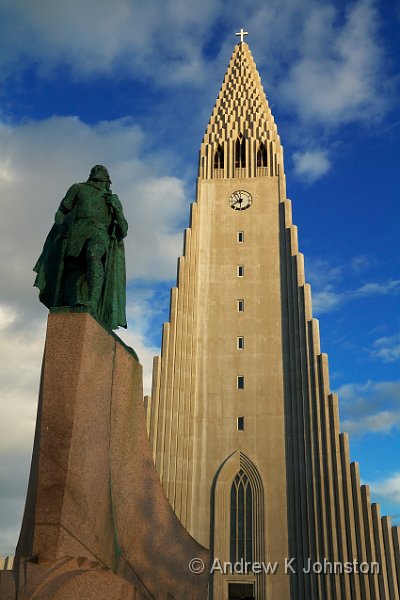 0811_550D_2531.jpg - The Hallgr�mskirkja and statue of Lief Eriksson in Reykjavik, Iceland