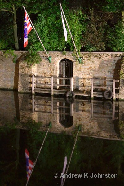 0810_7D_1442.jpg - Night-time reflections at the corner of Wollestraat, Bruges