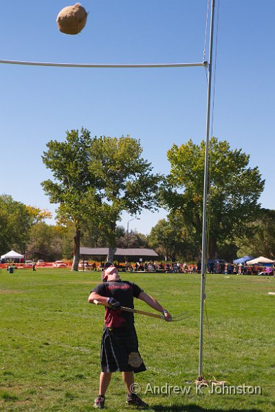 1012_7D_2111.jpg - Bale throwing at the wonderfully name "Aztec Highland Games 2012", Aztec, New Mexico