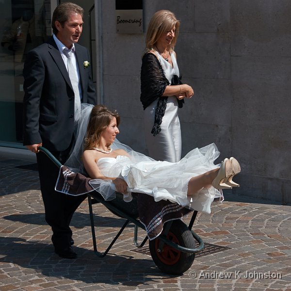 0913_GH2_1010925.jpg - Arriving in Style! Bride being delivered to wedding in Riva Di Garda, Italy