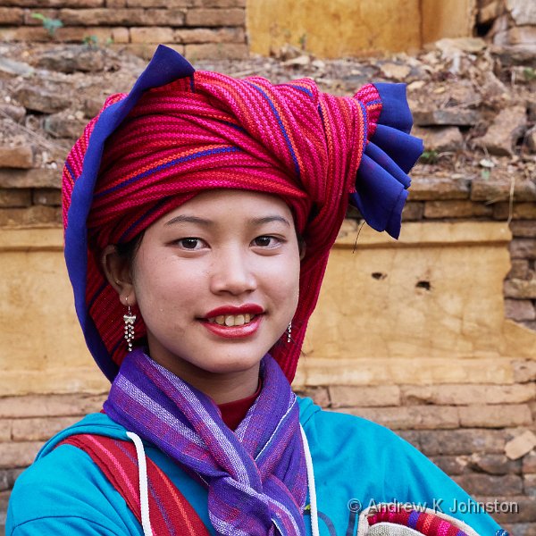 170215_GX8_1090639.jpg - Scarf seller at Thaung Yoeu