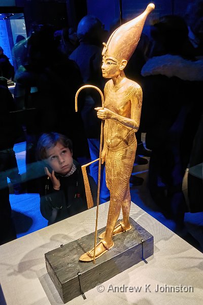 191231_RX100M4_01296.jpg - Tutankhamun and admirer at the "Treasures of the Golden Pharoah" Exhibition