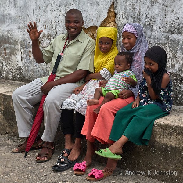 231203_G9ii_1000407.jpg - A happy Zanzibarean family