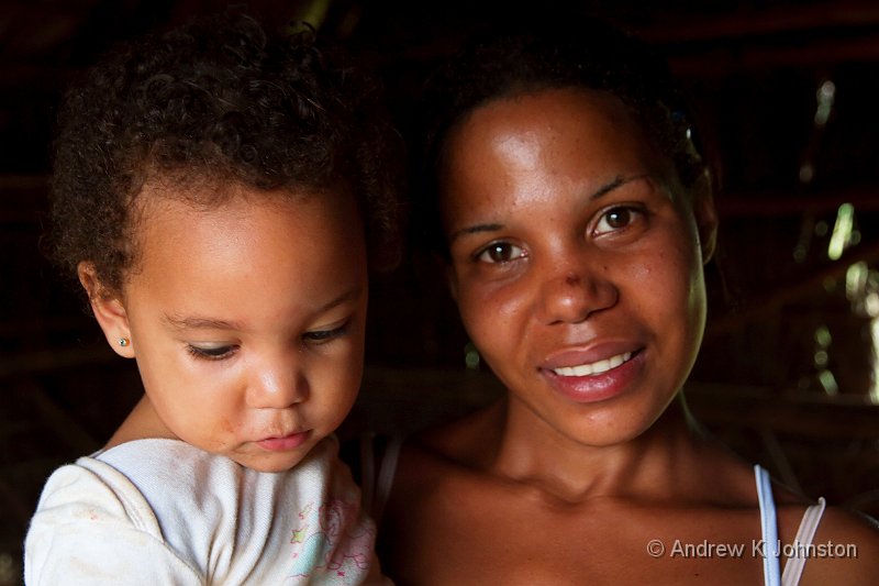 1110_7D_3072.jpg - Mother and child, tobacco farm, Vinales